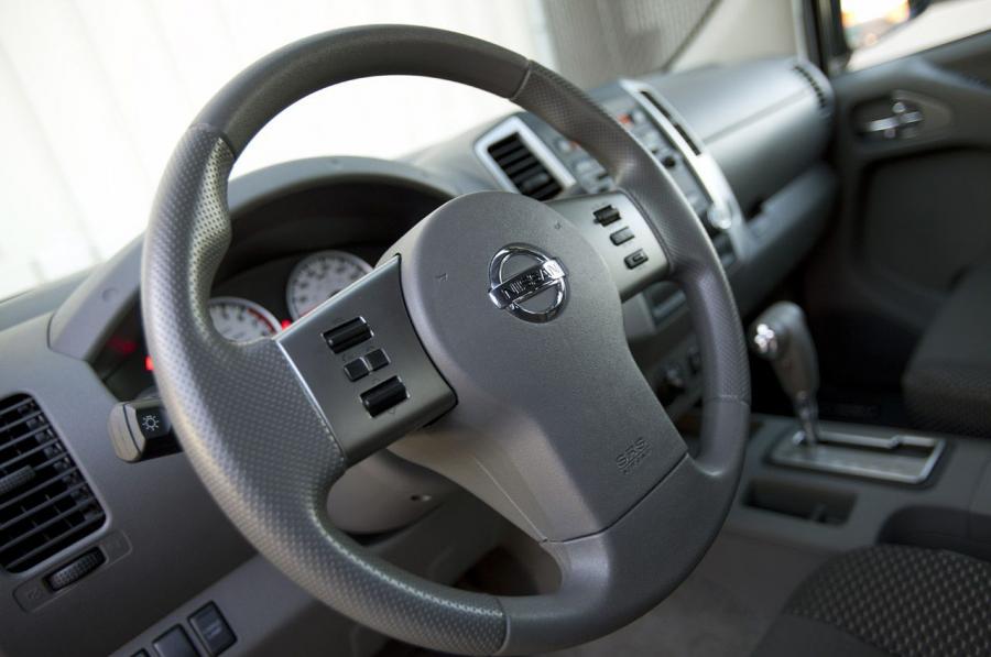  Nissan Frontier Crew Cab 4x4 2012 года  (фото 15 из 30)